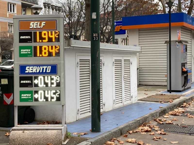 &nbsp;Un distributore a Torino il 7 gennaio (foto Ansa)