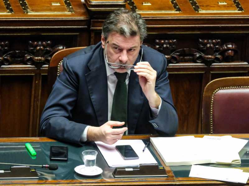 Dal machete al bisturi. La zuffa sul Tesoro tra Lega e FdI diventa una mezza farsa, e Giorgetti si affida a Rivera