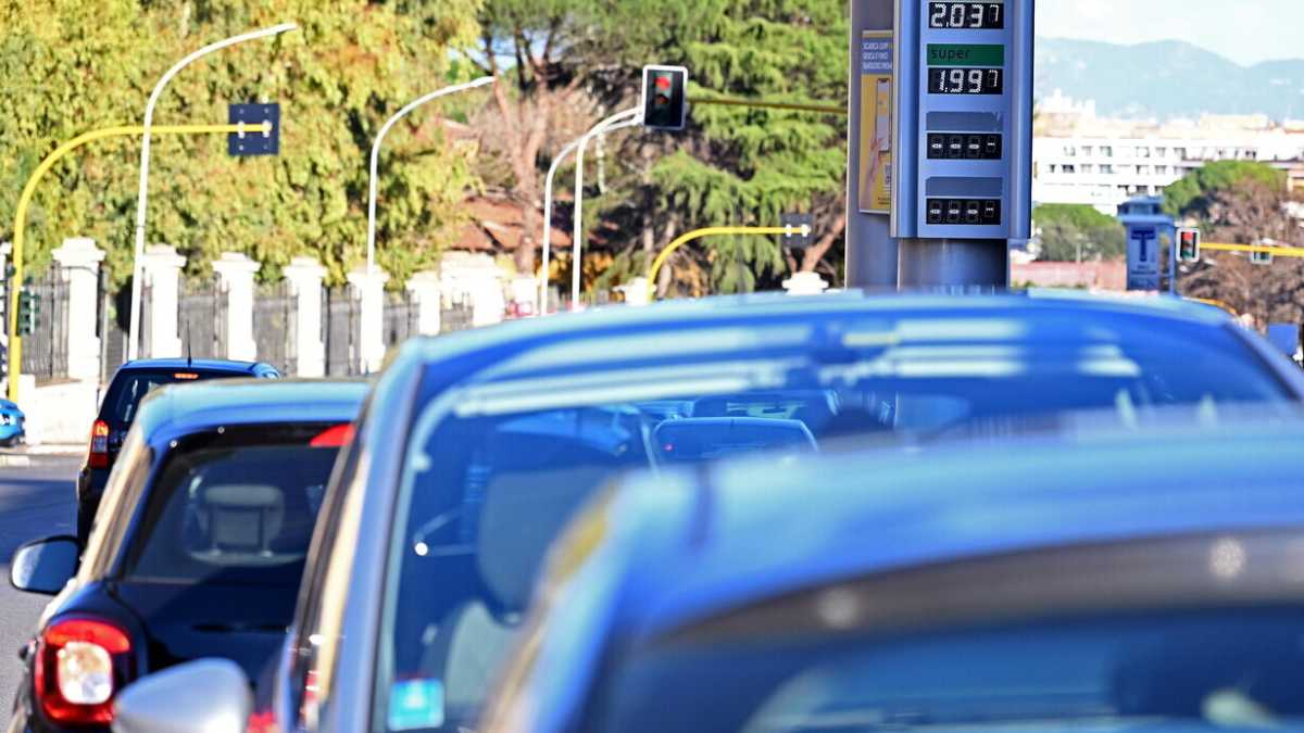 Immagine di L’operazione trasparenza di Meloni sulla benzina è un trucco che non riduce i prezzi