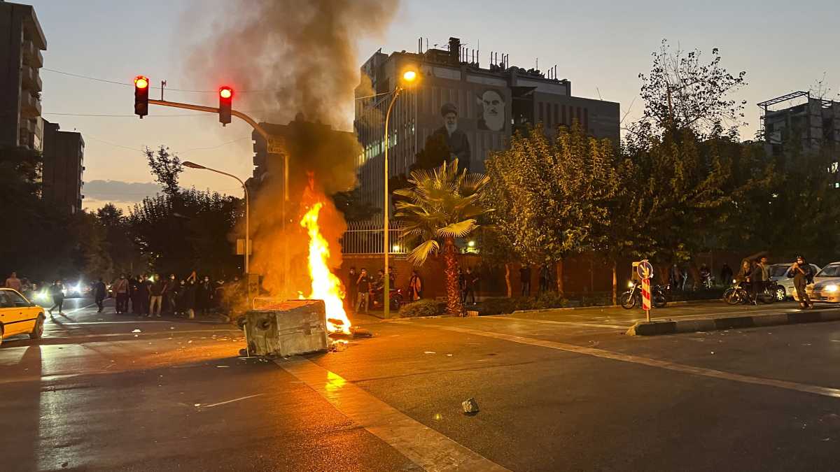 Immagine di Teheran senza veli. Successi, paure e futuro secondo due manifestanti iraniani