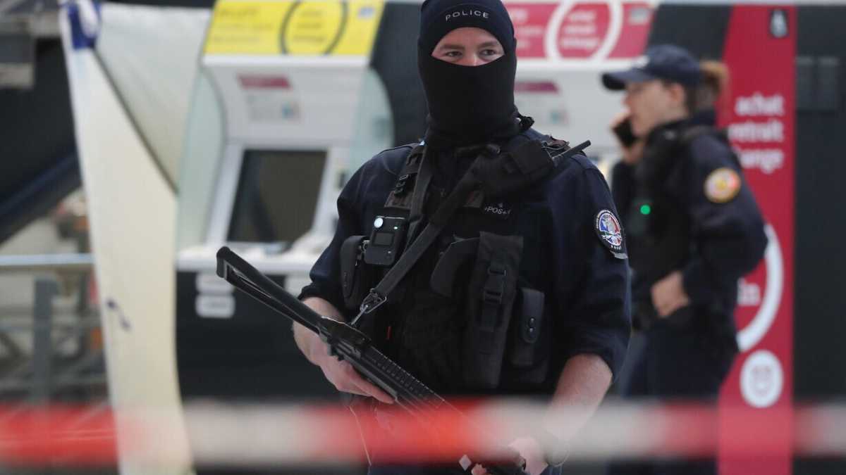 Immagine di Un uomo ferisce sei persone a Parigi, neutralizzato in un minuto. Così la Francia ha reso efficace la sicurezza