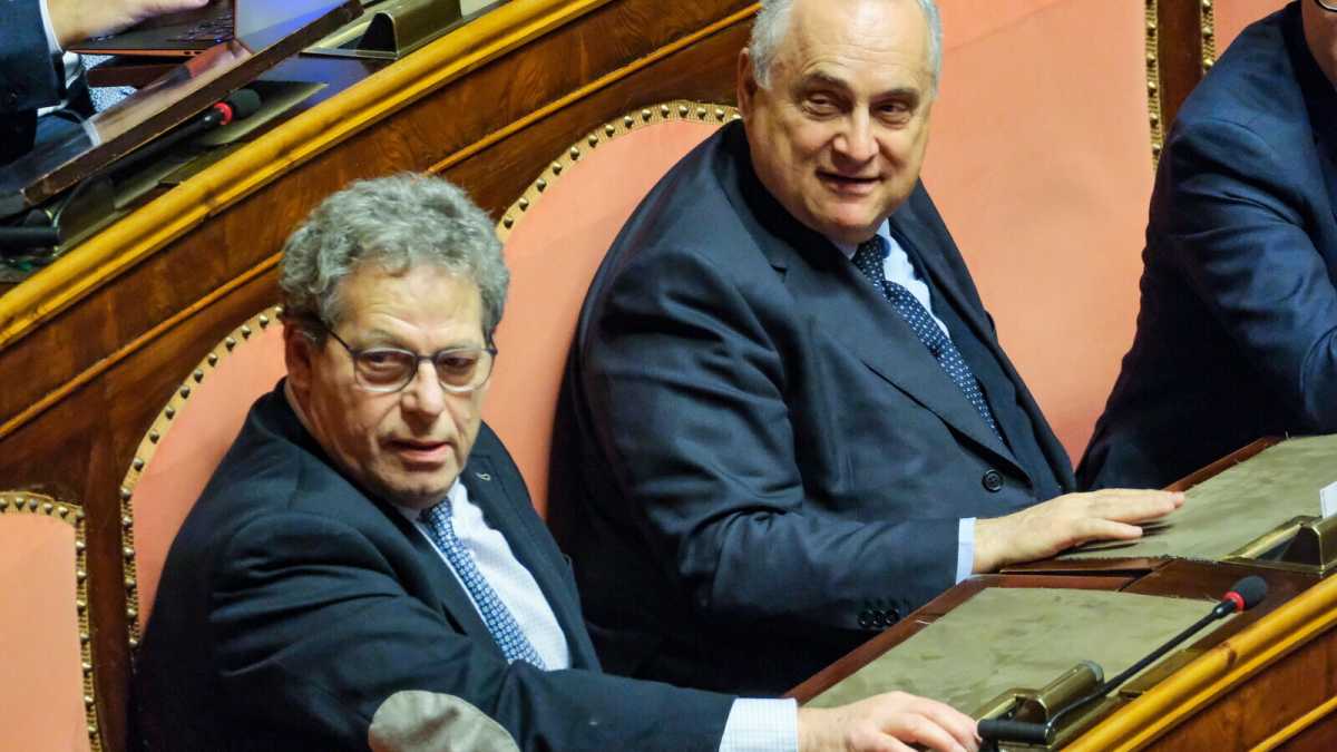 Immagine di Micciché si dimette dal Senato e indossa l'elmetto contro Schifani