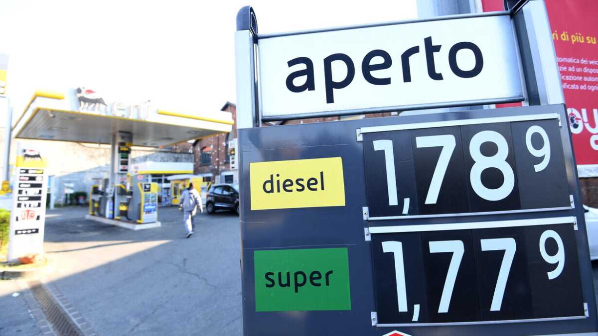 Immagine di Dal tetto in autostrada ai buoni benzina: le misure contro il caro carburanti
