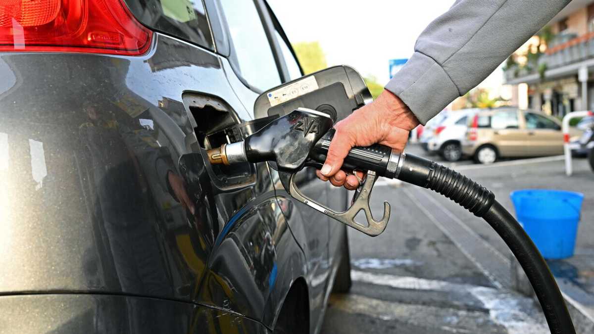 Immagine di La ribellione dei benzinai. GdF e giornali li accusano e loro scioperano