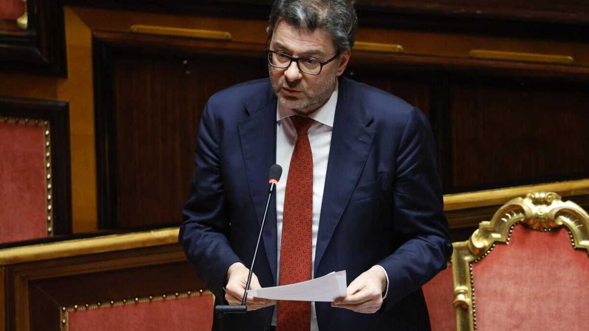 Immagine di Il governo modifica il decreto carburanti. Giorgetti: "Giù le accise se il prezzo sale"