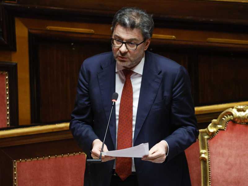 Il governo modifica il decreto carburanti. Giorgetti: "Giù le accise se il prezzo sale"