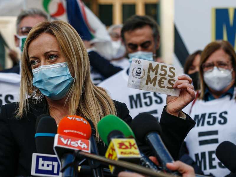 Giorgia Meloni durante un flash mob di Fratelli d&rsquo;Italia in piazza Montecitorio contro la riforma del Mes, il 9 dicembre 2020 (foto LaPresse)&nbsp;<br />