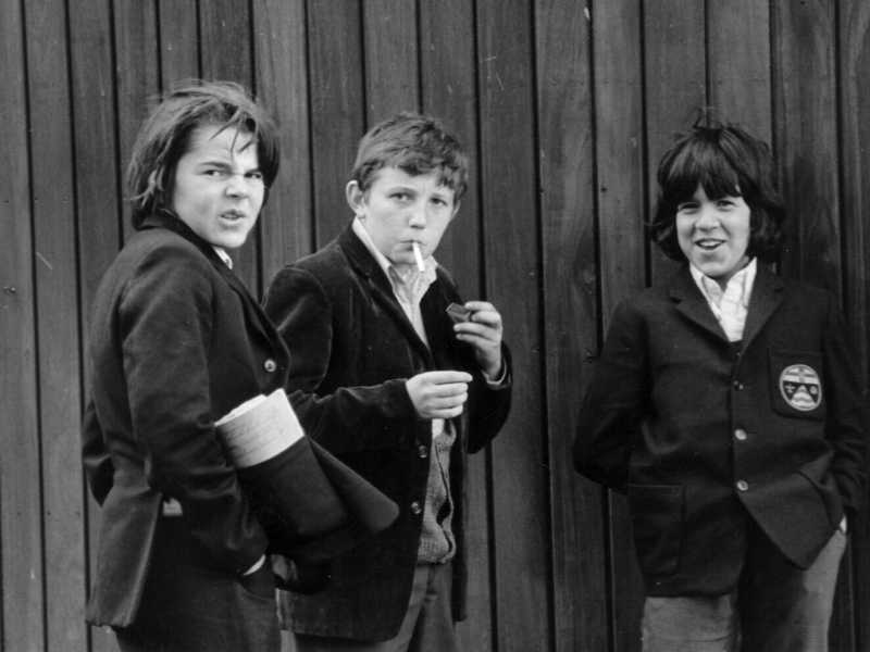 Maggio 1972: tre scolari fumano una sigaretta a Hyde Park, Londra. (Foto di Evening Standard/Getty Images)&nbsp;<br />