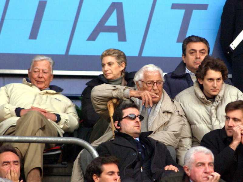 La famiglia Agnelli allo stadio per Juve-Cagliari, nel 2000 (Ansa)