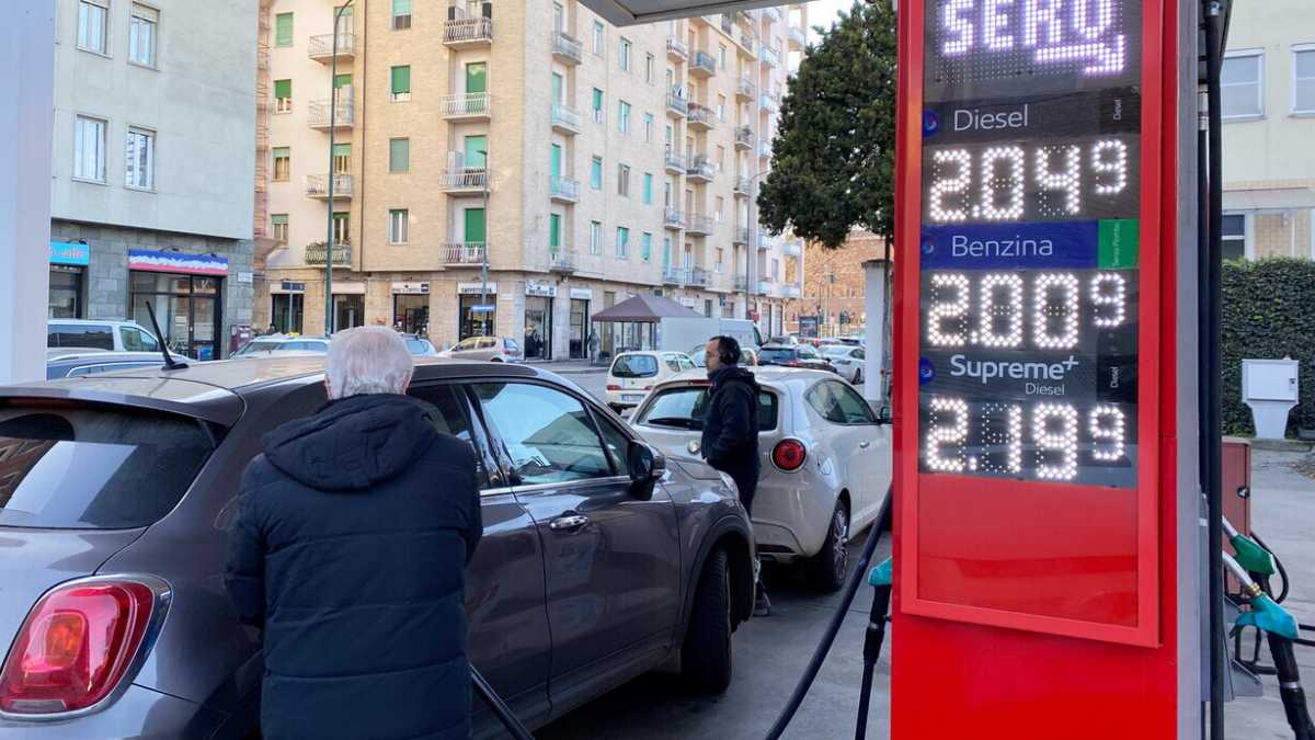 Immagine di Il governo getta acqua sulla benzina: sciopero “congelato”