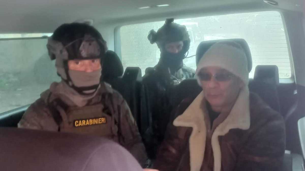 Immagine di Messina Denaro arrestato dopo 30 anni di latitanza. Meloni: "Vittoria dello stato"