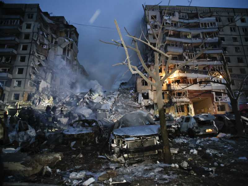 Le macerie di un condominio colpito sabato scorso da un missile russo nella citt&agrave; ucraina di Dnipro (Ap Photo/Roman Chop)<br />