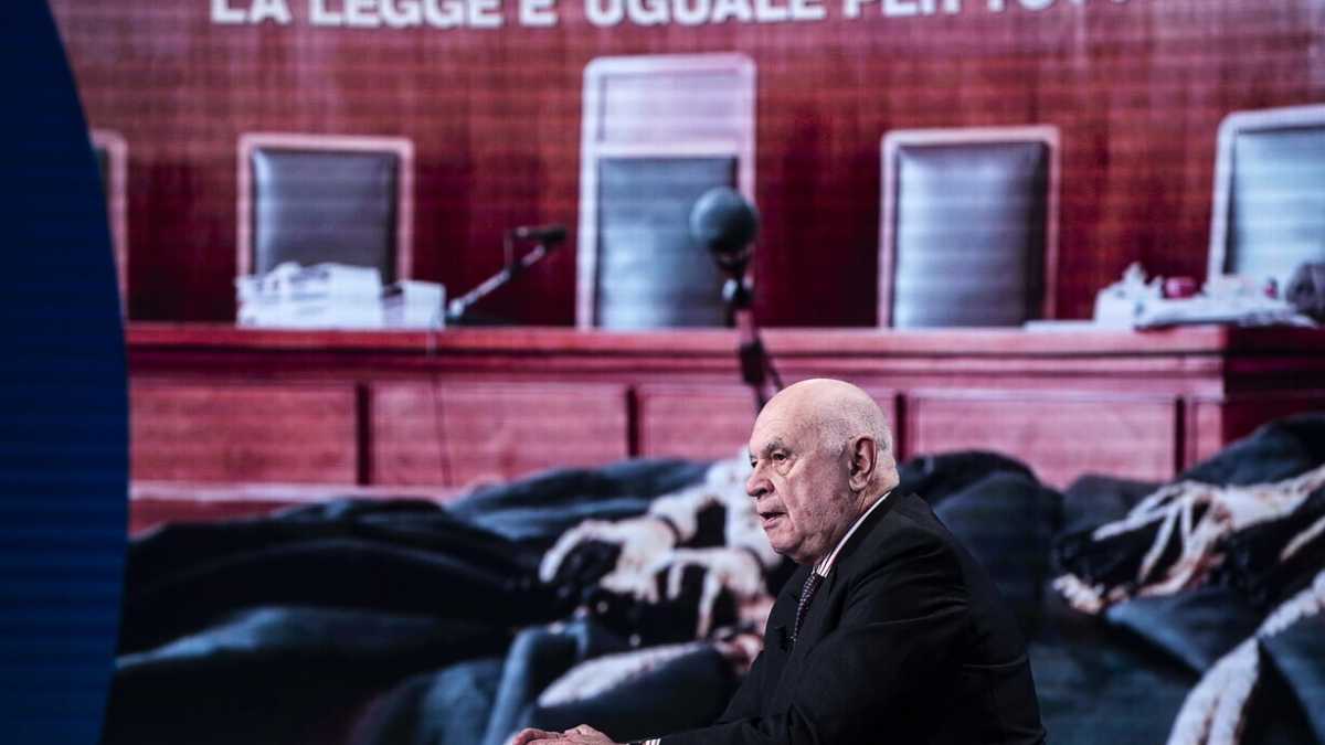 Immagine di Messina Denaro catturato grazie alle intercettazioni. Nordio: "Indispensabili, ma ridurre gli abusi"