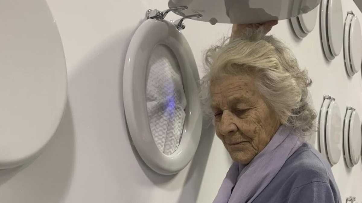 Immagine di Il pregio della mostra di cessi parlanti a Milano