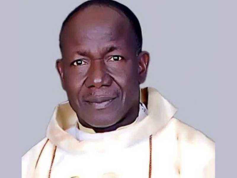 Padre Isaac Achi (Ansa)