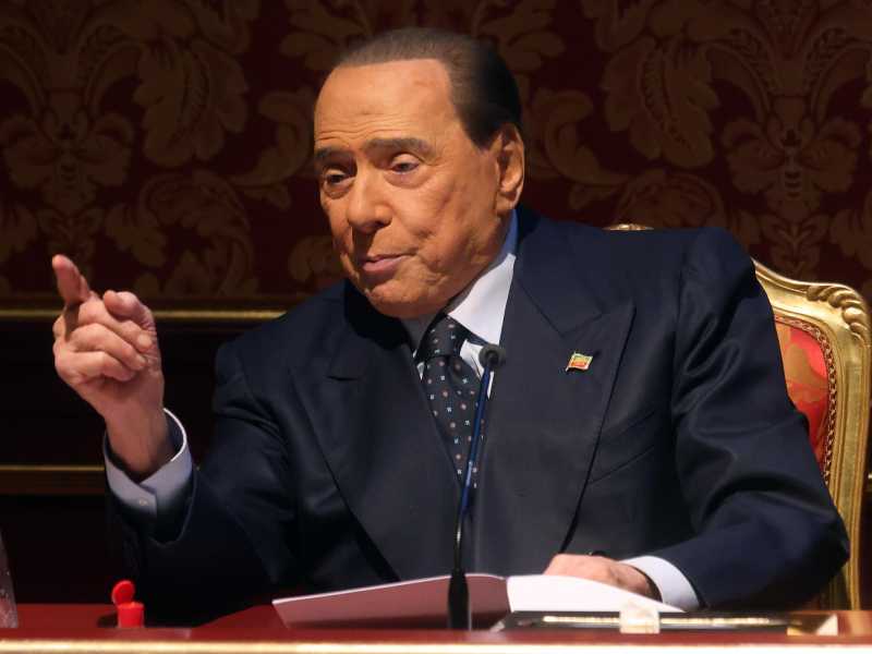 Berlusconi durante l'incontro di ieri a Lesmo (Ansa)