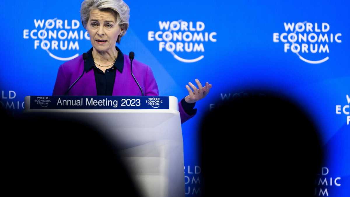 Immagine di Von der Leyen parla di aiuti di stato contro l’Ira di Biden. L’idea piace solo a Parigi e Berlino