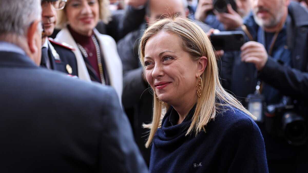 Immagine di Vertice d'urgenza di FdI con Meloni, ma è la festa a sorpresa per il compleanno della premier