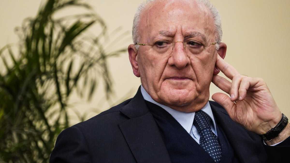 Immagine di Bonaccini alle prese con il caso De Luca. Un pezzo di Pd pensa a Cantone