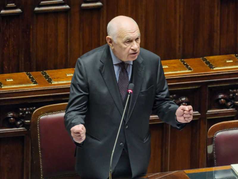 Il governo allo scontro con i due maggiori potentati del paese: sindacati e giudici