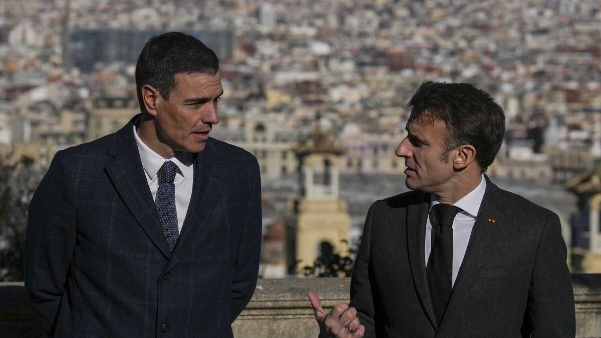Immagine di Macron offre a Sánchez un accordo di stretta collaborazione. Alleanze variabili