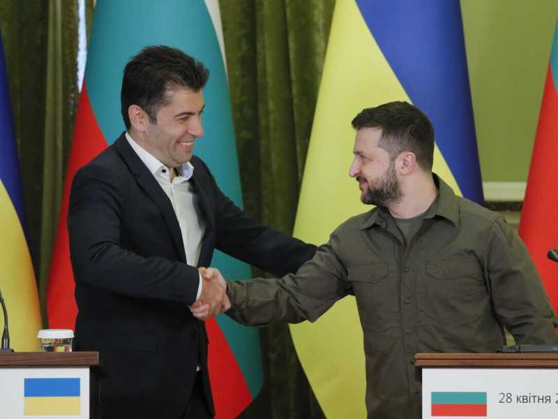 L'ex premier bulgaro Kiril Petkov e Volodymiyr Zelensky (Ansa) <br />