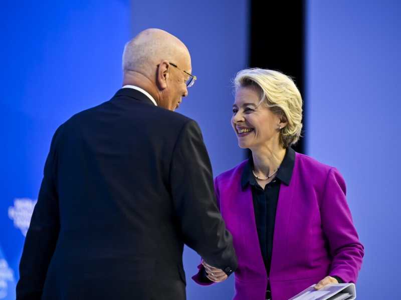 &nbsp;Il fondatore del World Economic Forum&nbsp;Klaus Schwab e Ursula von der Leyen (Ansa)