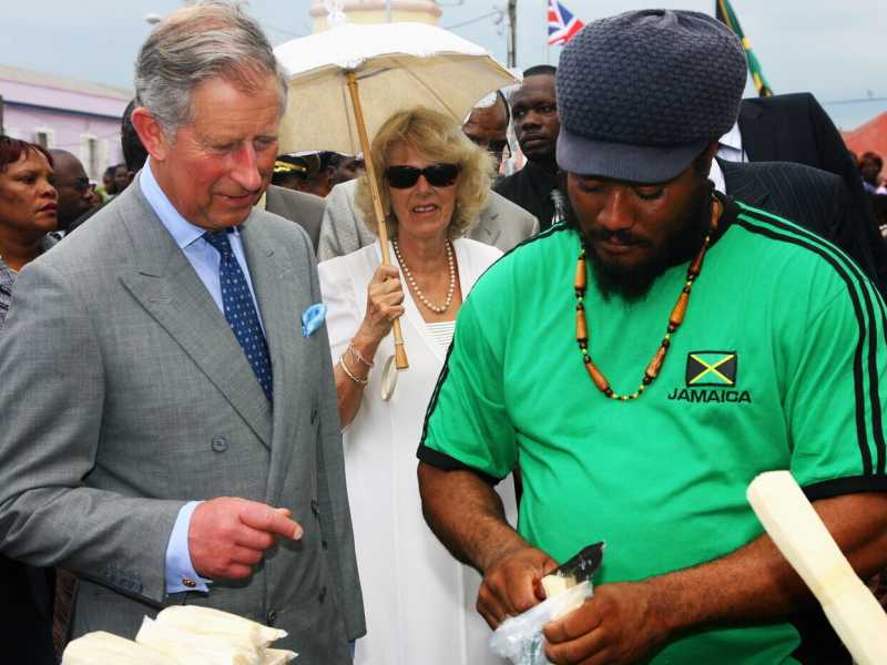 Camilla e l'allora principe Carlo visitano Falmouth, in Giamaica, il 13 marzo 2008 (foto di Chris Jackson/Getty Images)&nbsp;<br />