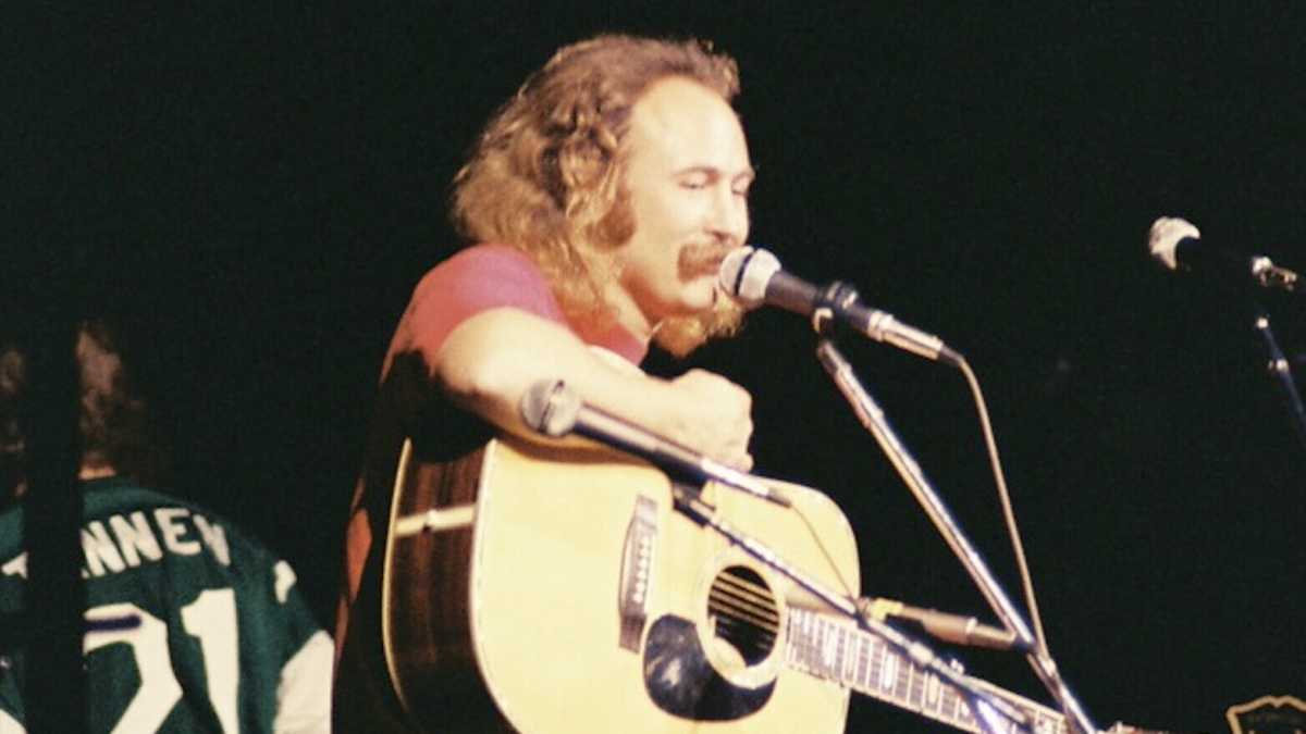 Immagine di Goda della luce perpetua David Crosby, che cantò le chiese medievali della Loira