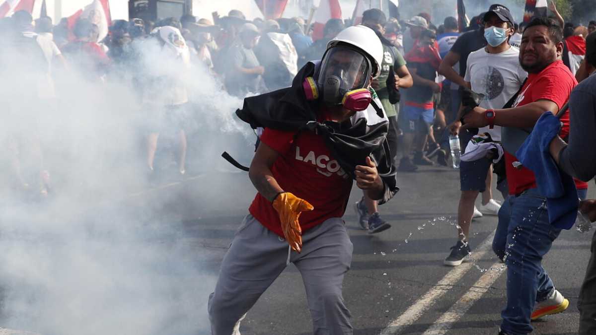 Immagine di Morire in Perù, protestando
