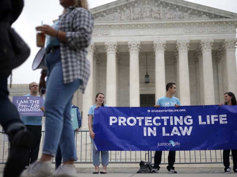 Attivisti pro life davanti alla Corte Suprema degli Stati Uniti il 12 ottobre 2021 a Washington DC (foto di Alex Wong/Getty Images) <br />