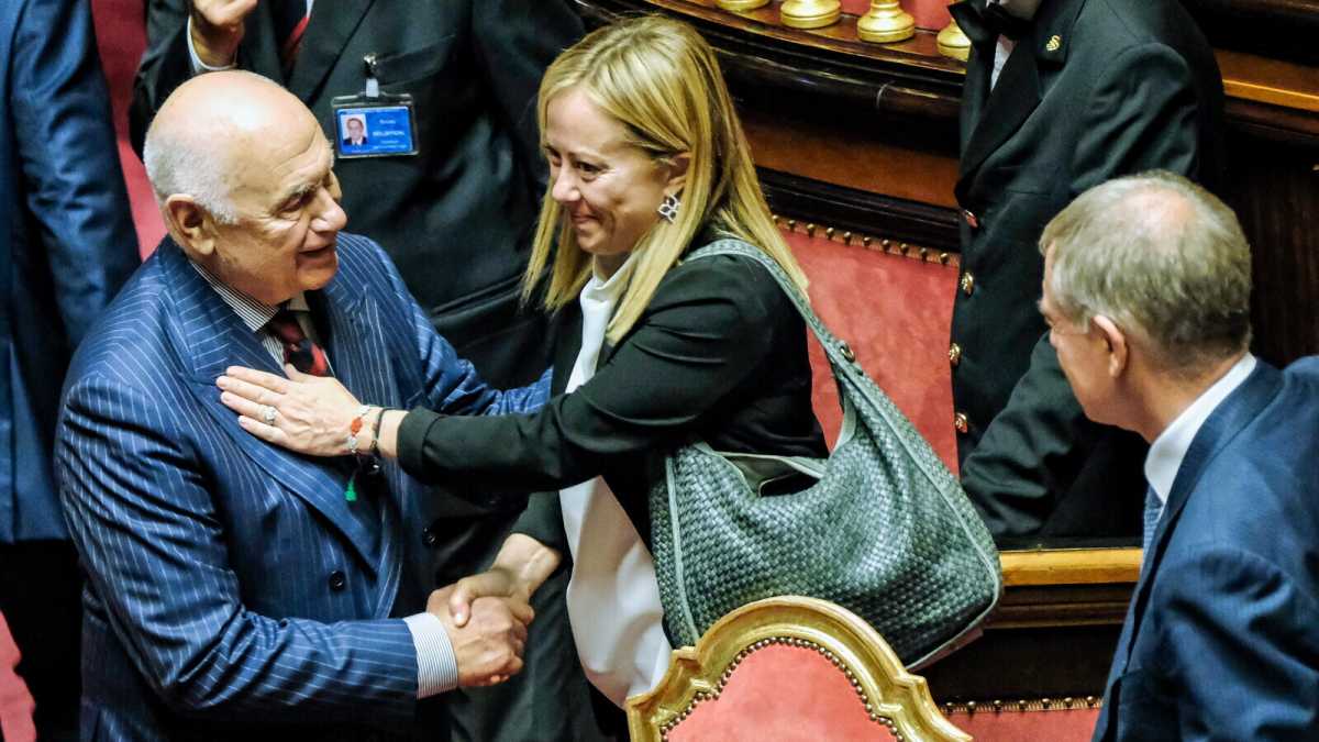 Immagine di Meloni difende Nordio, ma il suo sottosegretario la smentisce