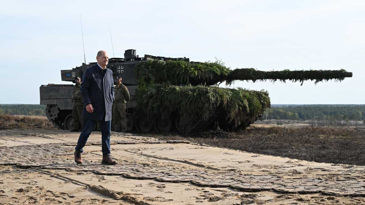 Immagine di A Scholz costa più esitare che mandare i Leopard a Kyiv