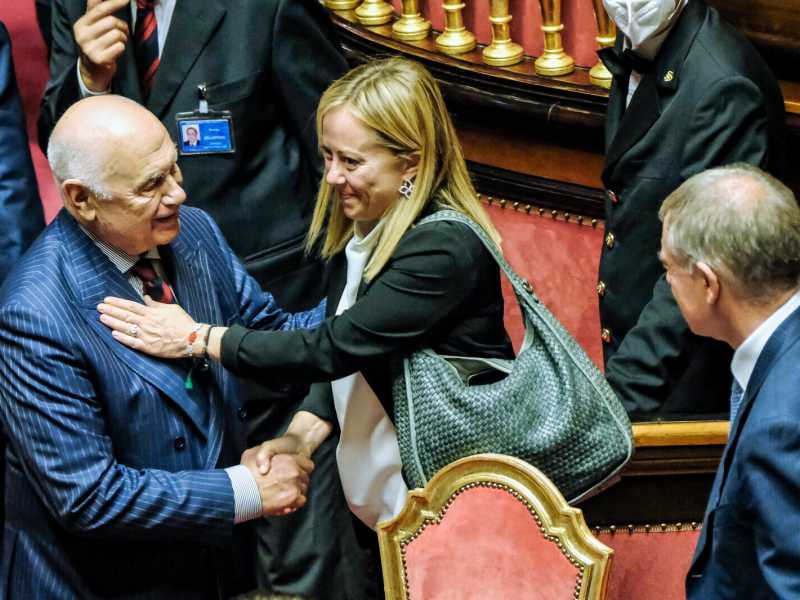 Meloni difende Nordio, ma il suo sottosegretario la smentisce