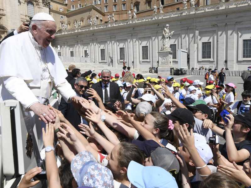 Un sondaggio sul Papa e la Chiesa che rivela molto degli italiani