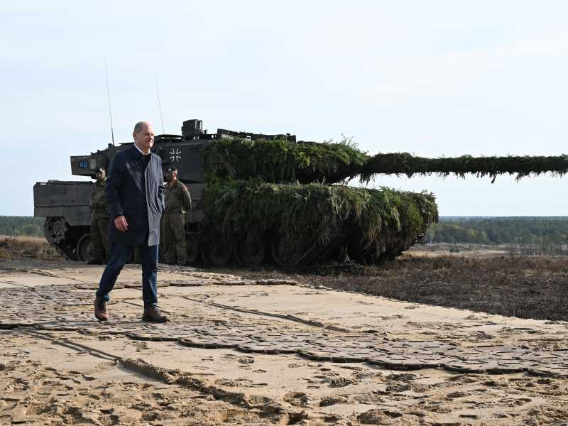 Il cancelliere davanti a un Leopard 2 della Bundeswehr nel centro di addestramento a Ostenholz (David Hecker/Getty Images)&nbsp;<br />