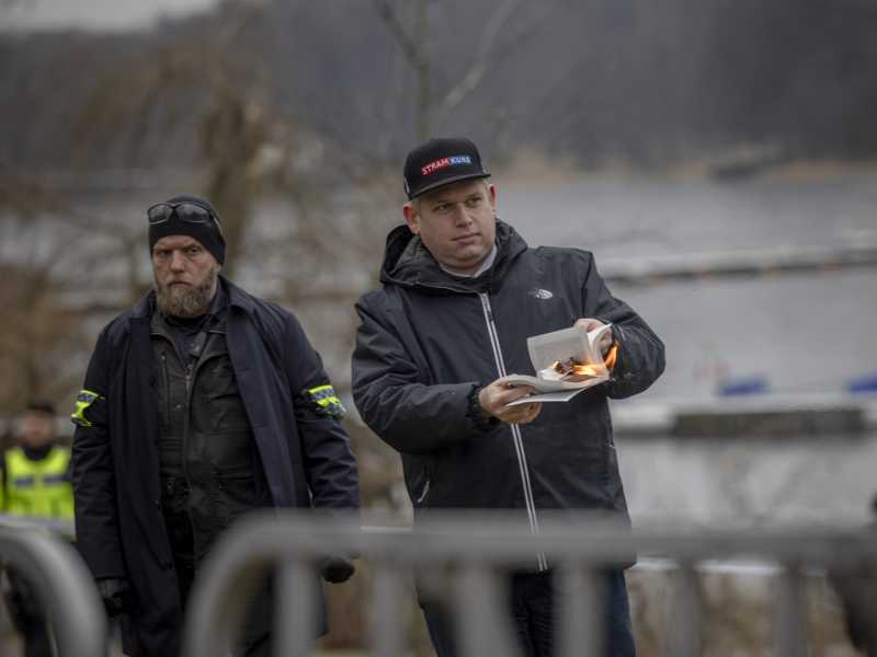 Rasmus Paludan brucia un Corano fuori dall'ambasciata turca il 21 gennaio 2023 a Stoccolma (foto di Jonas Gratzer/Getty Images) <br />