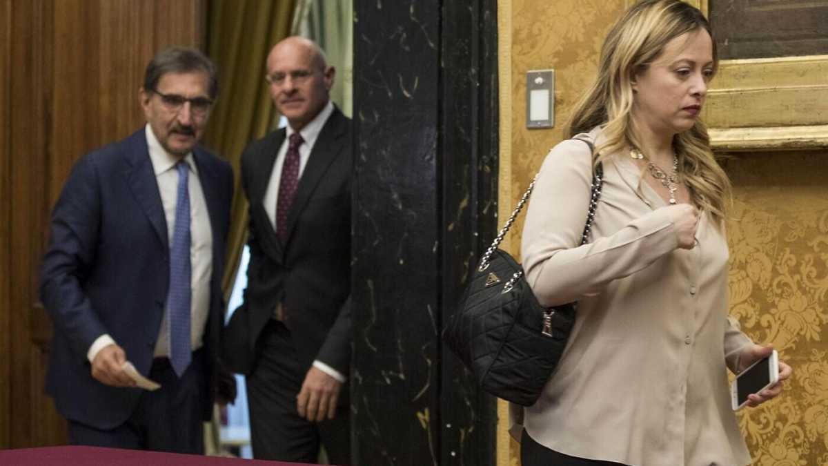Immagine di Una frattura generazionale percorre FdI: l'insostenibile pesantezza della gratitudine