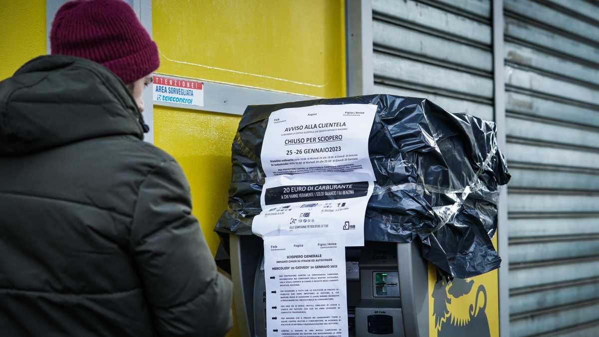 Immagine di Benzinai aperti da stasera: "Revochiamo lo sciopero per i cittadini"