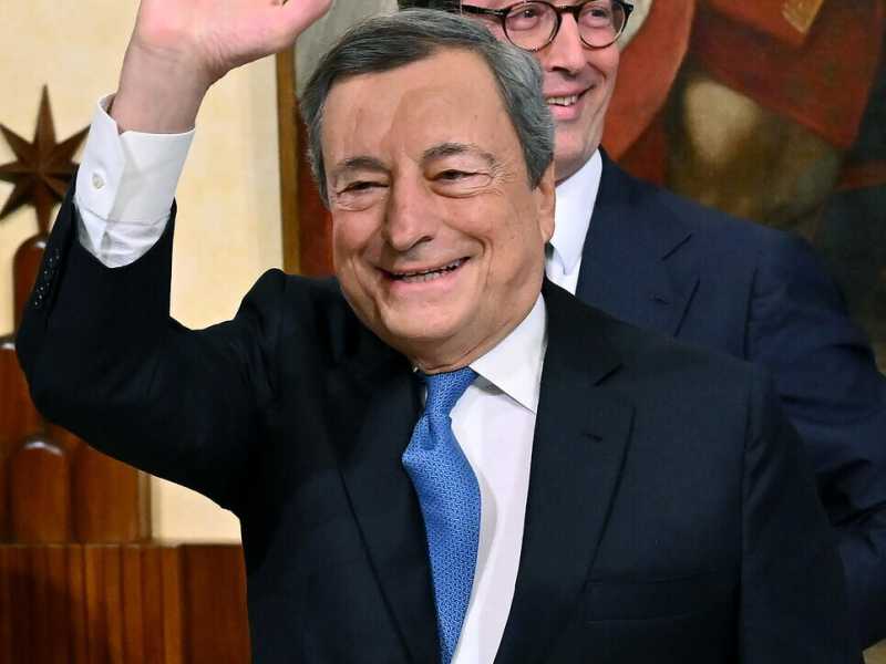 La missione segreta di Draghi a Davos: tre giorni e una conferenza per Barclays