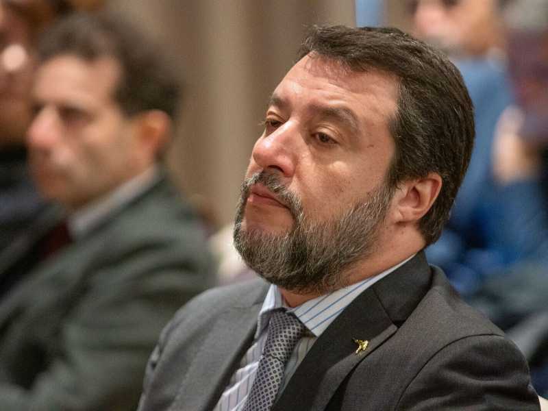 Salvini finge la ritirata ma avanza al governo: Rai, Servizi, ministeri, sport