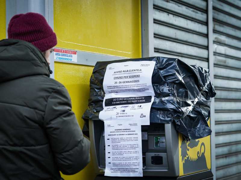 Benzinai aperti da stasera: "Revochiamo lo sciopero per i cittadini"