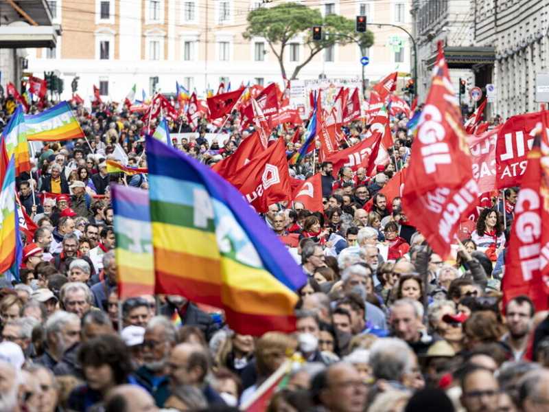 Il corteo della manifestazione per la pace a Roma il 5 Novembre 2022 (Ansa)