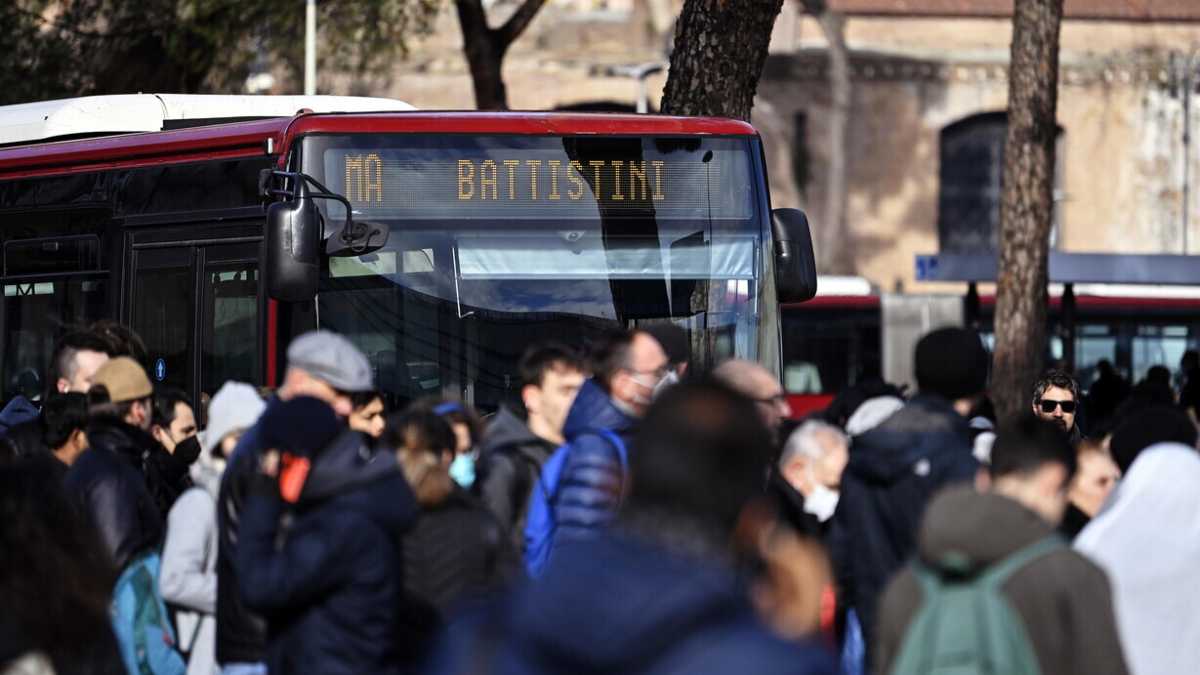 Immagine di Roma, la metro A (di nuovo) bloccata. Gualtieri: "I lavori dovevano iniziare 15 anni fa"