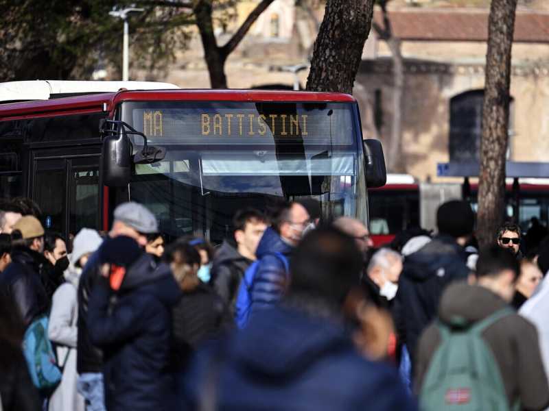 Uno dei bus sostitutivi preso d'assalto dai passeggeri (Ansa)