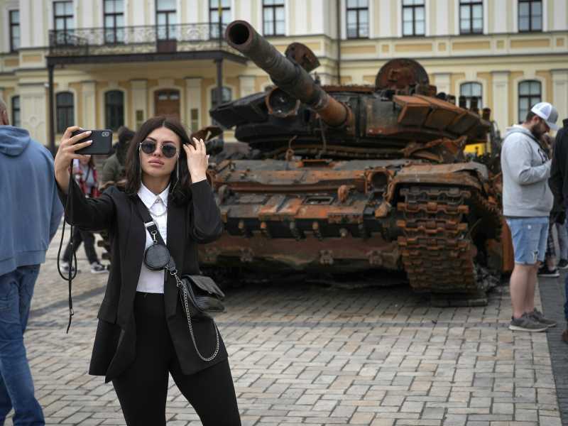 Selfie davanti a un carro armato russo distrutto in Piazza San Michele a Kyiv, Ucraina (Foto di Christopher Furlong/Getty Images) <br />