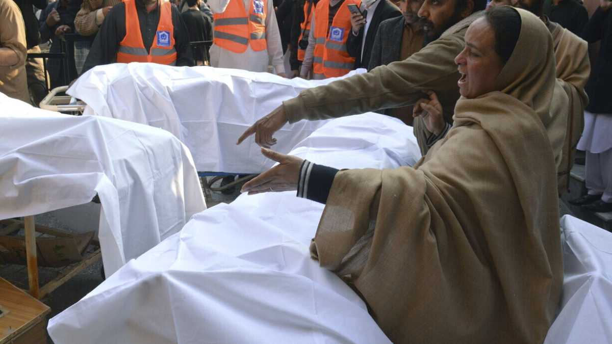 Immagine di Attentato a una moschea e strage di poliziotti in Pakistan