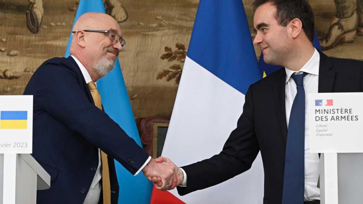 Immagine di Macron si è fatto battagliero e ribadisce che non ci sono tabù sugli aerei per l'Ucraina