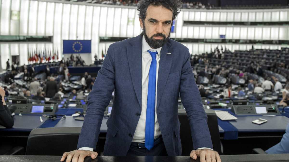 Immagine di Social. Sud. Grillismo. Dietro all'avvicinamento di Giarrusso a Bonaccini c'è un piano