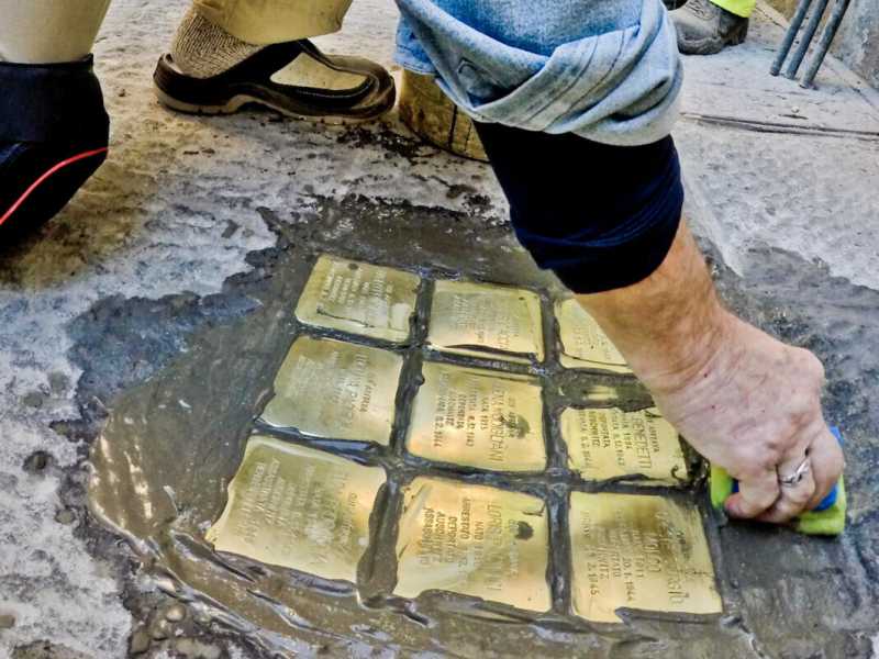 La posa di pietre d'inciampo a Napoli (Ansa)&nbsp;
